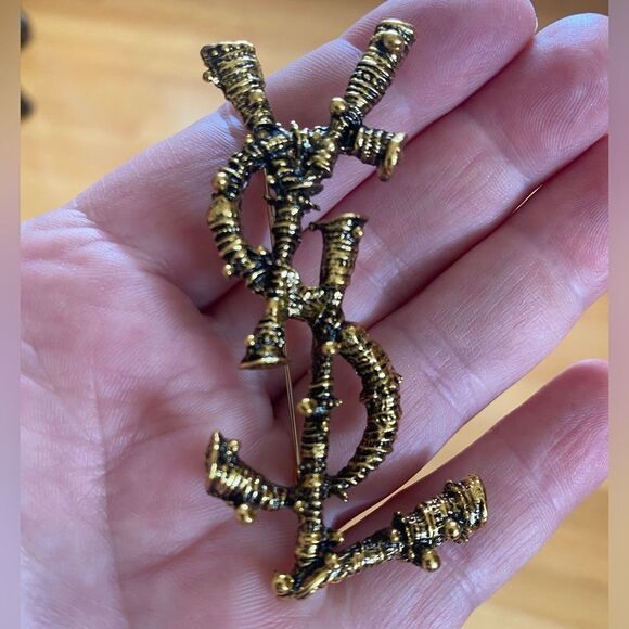 Classic Brooch - Picture 10 of 12